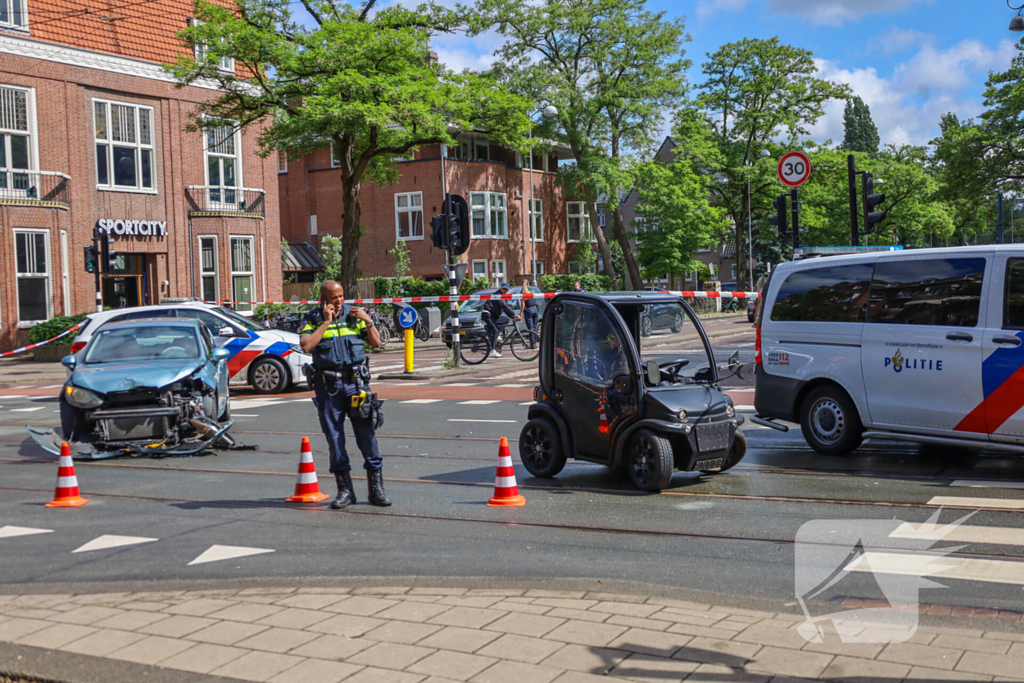 Aanrijding tussen brommobiel en auto met gewonde