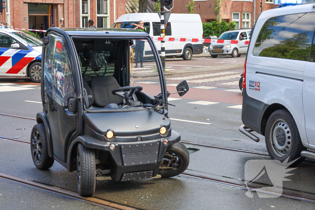 Aanrijding tussen brommobiel en auto met gewonde