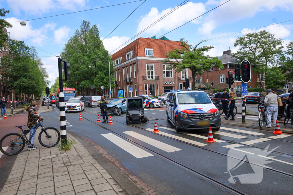 Aanrijding tussen brommobiel en auto met gewonde