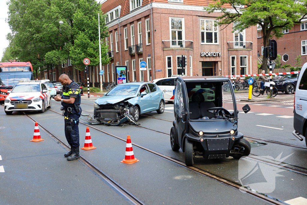 Aanrijding tussen brommobiel en auto met gewonde