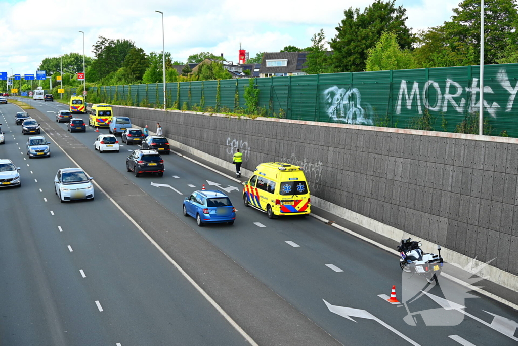 Drie voertuigen botsen op elkaar