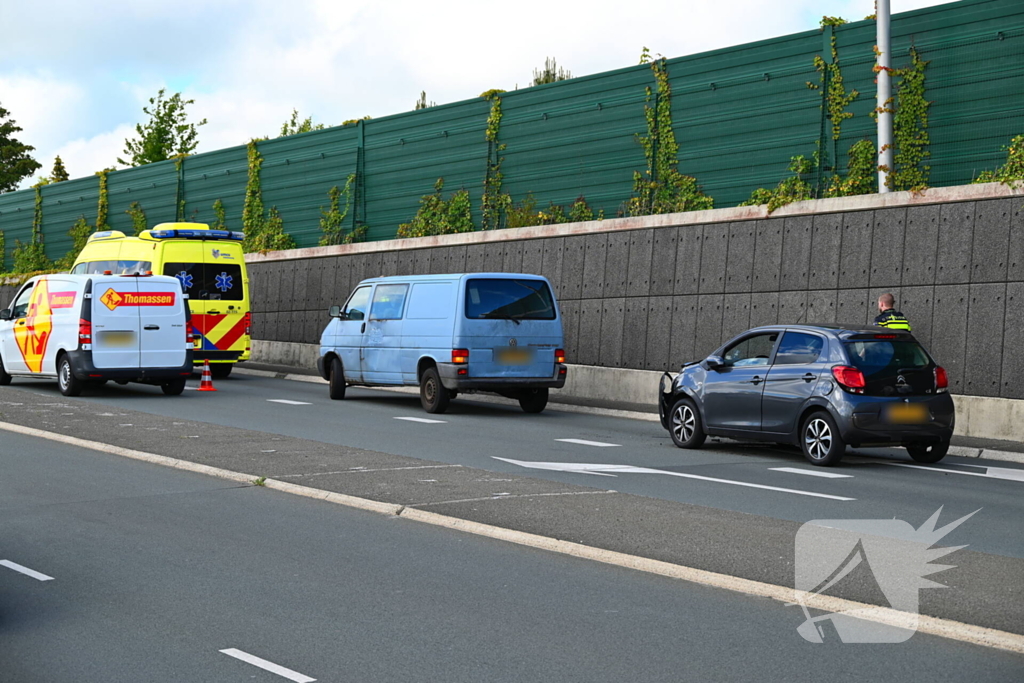 Drie voertuigen botsen op elkaar