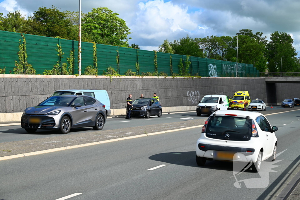 Drie voertuigen botsen op elkaar