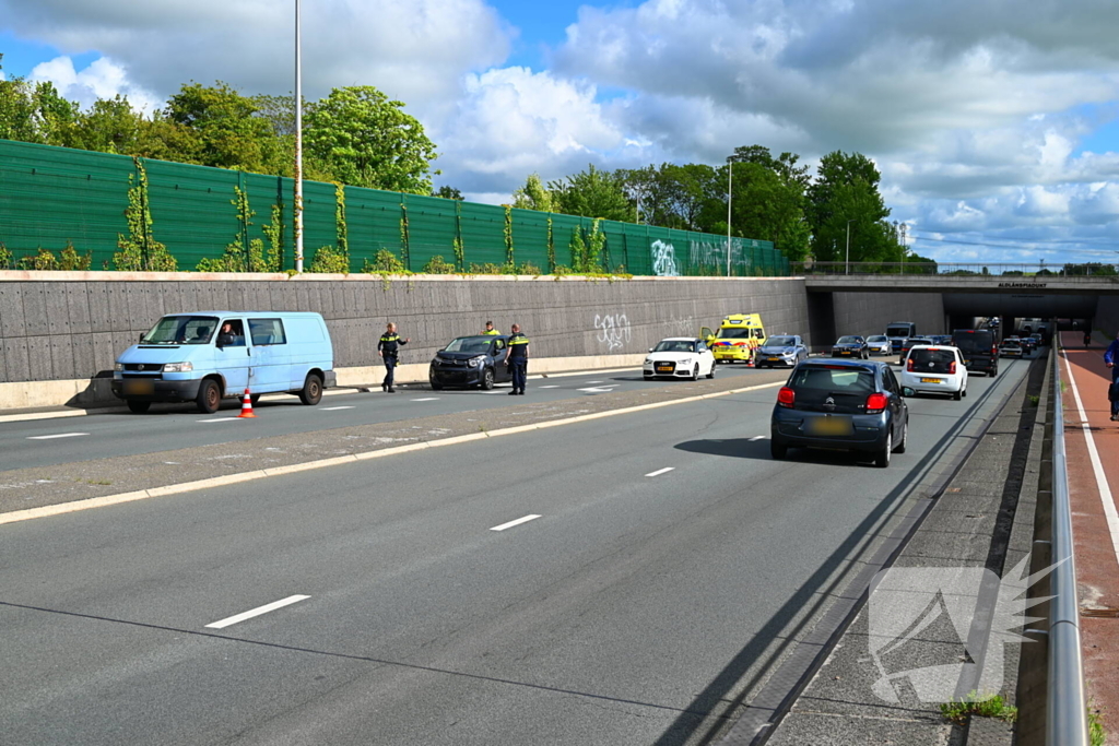 Drie voertuigen botsen op elkaar