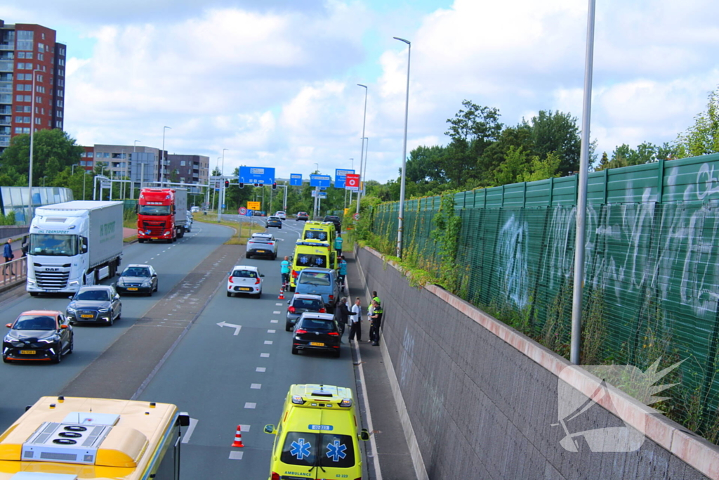 Drie voertuigen botsen op elkaar
