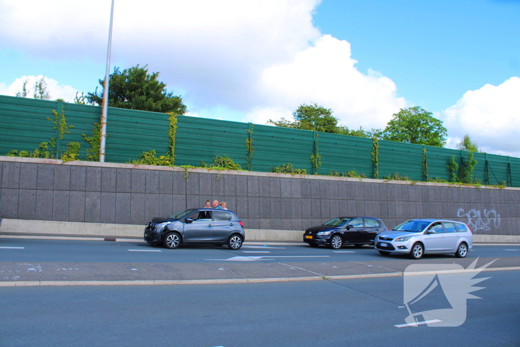 Drie voertuigen botsen op elkaar