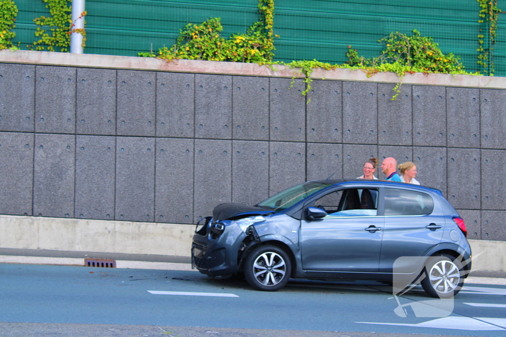 Drie voertuigen botsen op elkaar