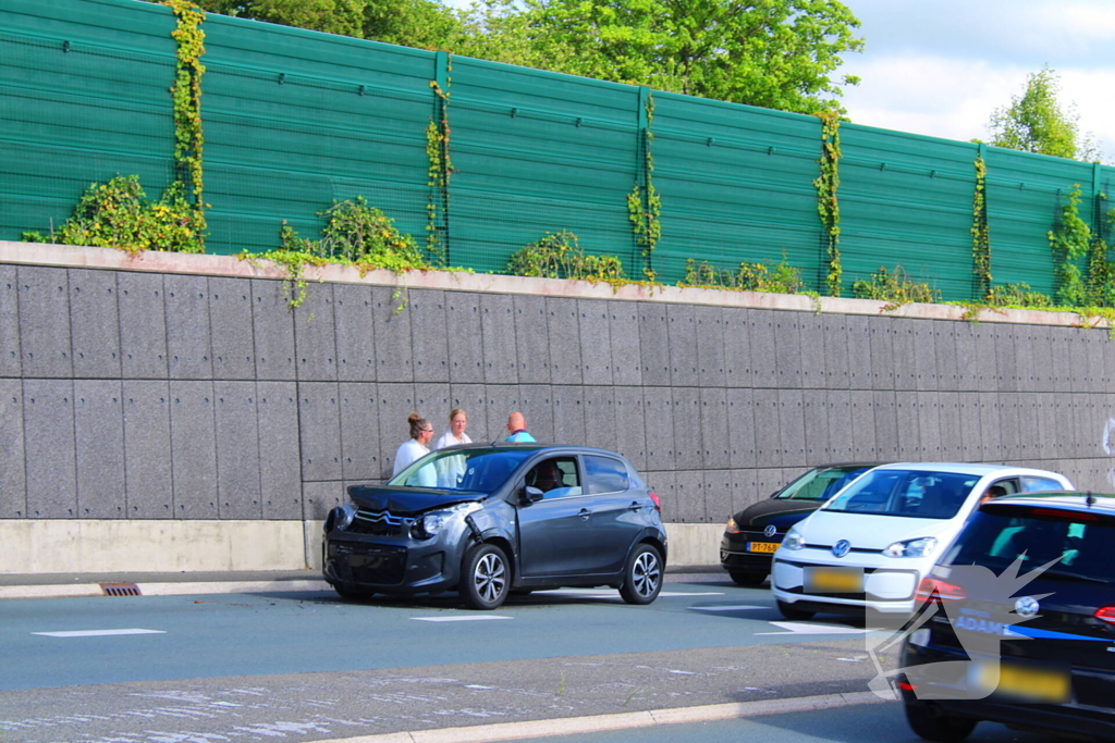 Drie voertuigen botsen op elkaar