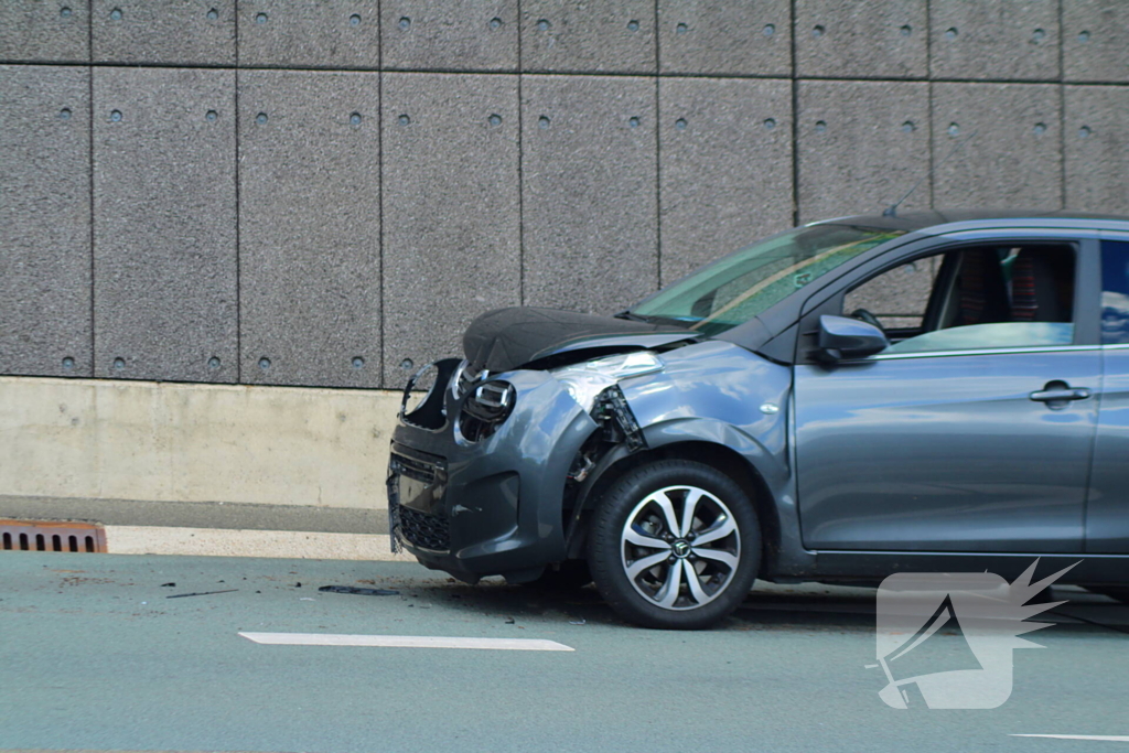 Drie voertuigen botsen op elkaar