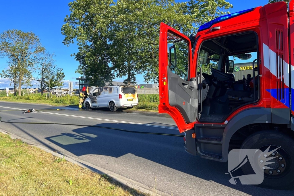 Bestelbus brandt volledig af
