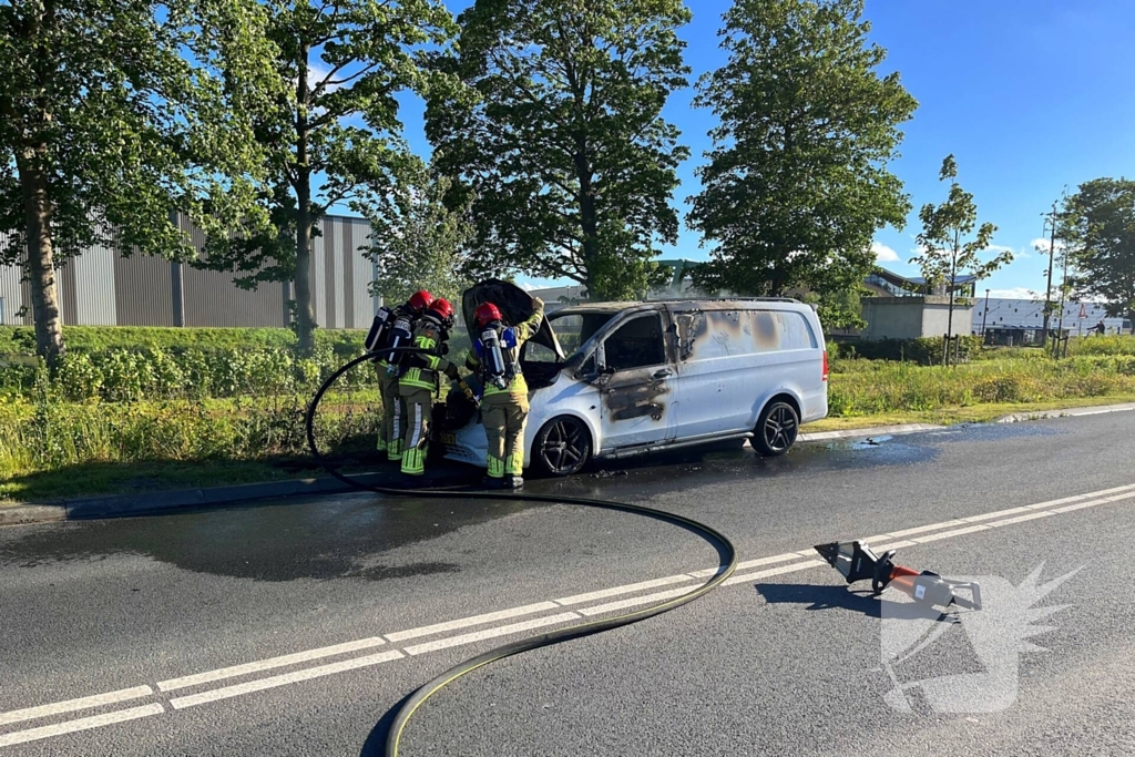 Bestelbus brandt volledig af