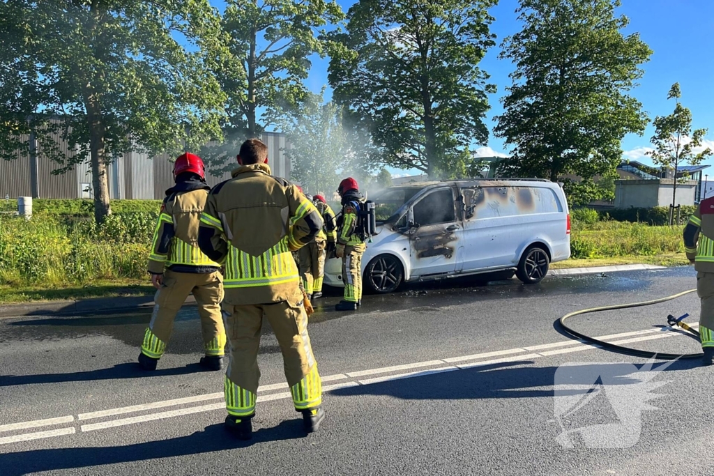 Bestelbus brandt volledig af