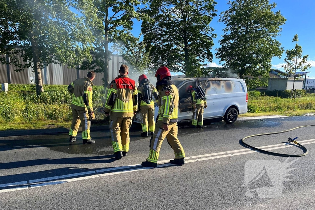 Bestelbus brandt volledig af