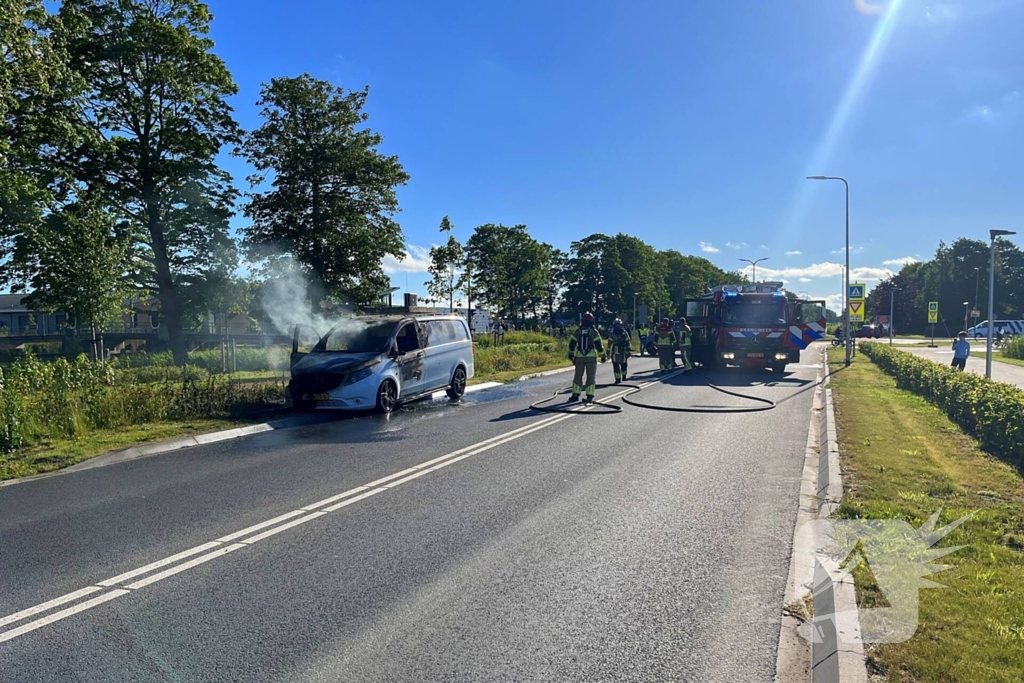 Bestelbus brandt volledig af