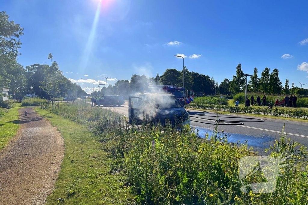 Bestelbus brandt volledig af