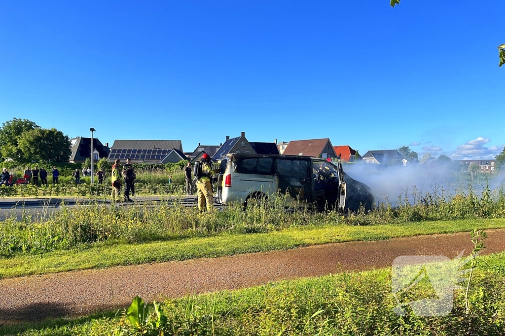 Bestelbus brandt volledig af