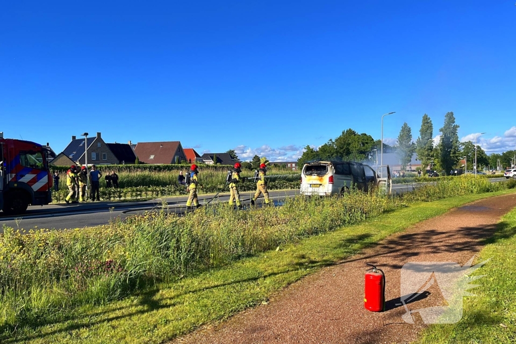 Bestelbus brandt volledig af