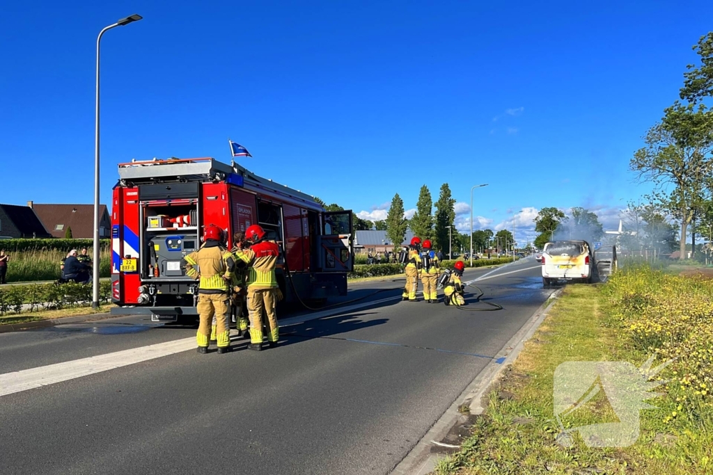 Bestelbus brandt volledig af