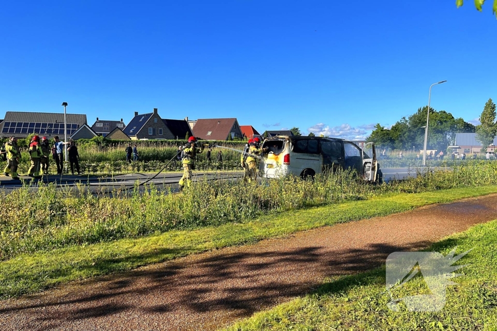 Bestelbus brandt volledig af