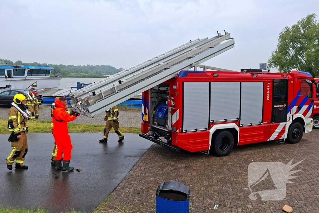 Duikers zoeken naar auto in rivier