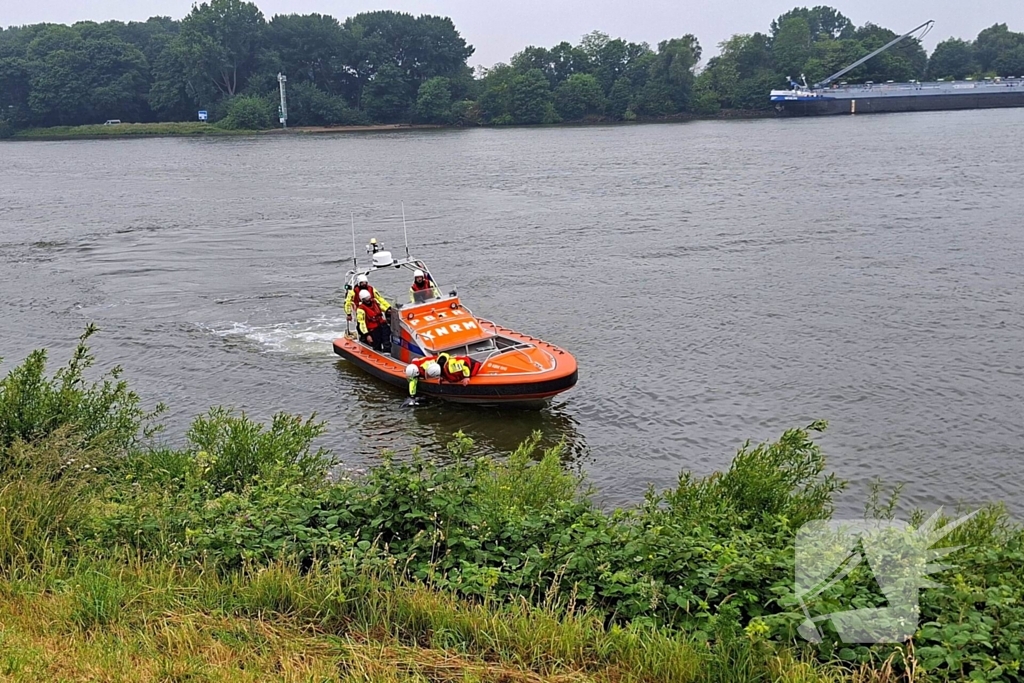 Duikers zoeken naar auto in rivier