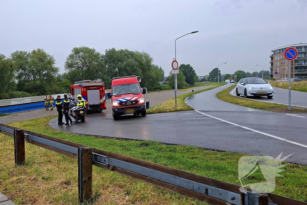 Duikers zoeken naar auto in rivier