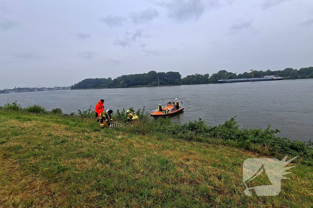 Duikers zoeken naar auto in rivier