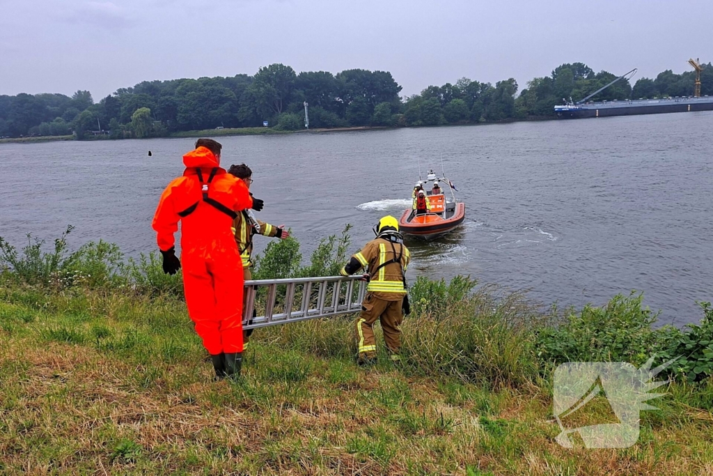 Duikers zoeken naar auto in rivier