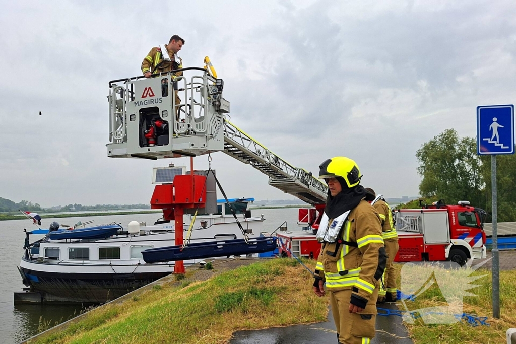 Duikers zoeken naar auto in rivier