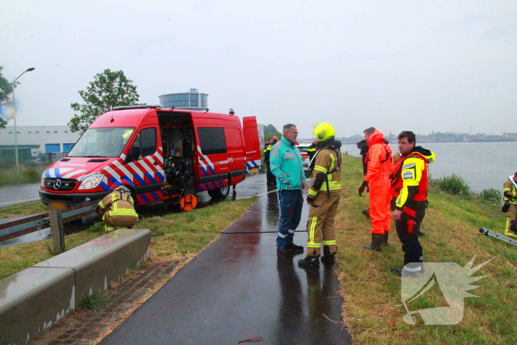 Duikers zoeken naar auto in rivier