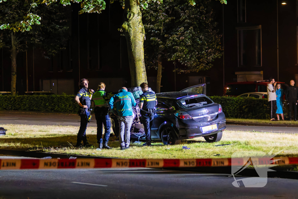 Auto boort zich tegen boom bij zware crash