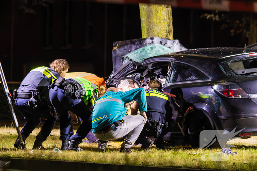 Auto boort zich tegen boom bij zware crash