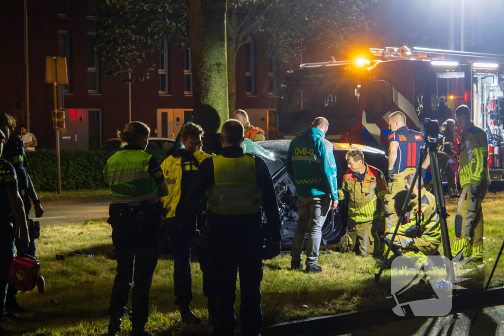 Auto boort zich tegen boom bij zware crash