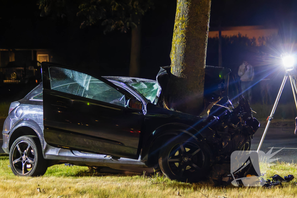 Auto boort zich tegen boom bij zware crash