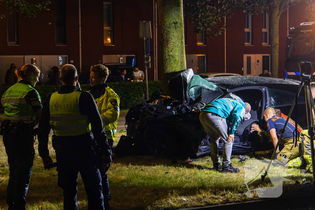 Auto boort zich tegen boom bij zware crash