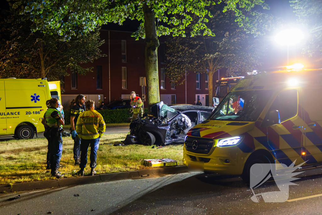 Auto boort zich tegen boom bij zware crash