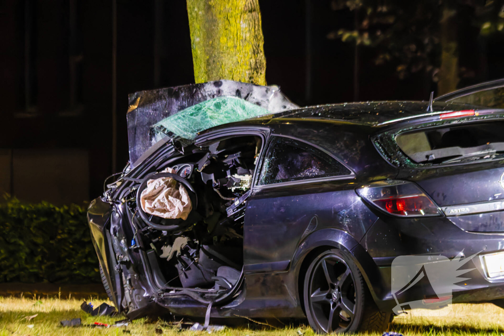 Auto boort zich tegen boom bij zware crash
