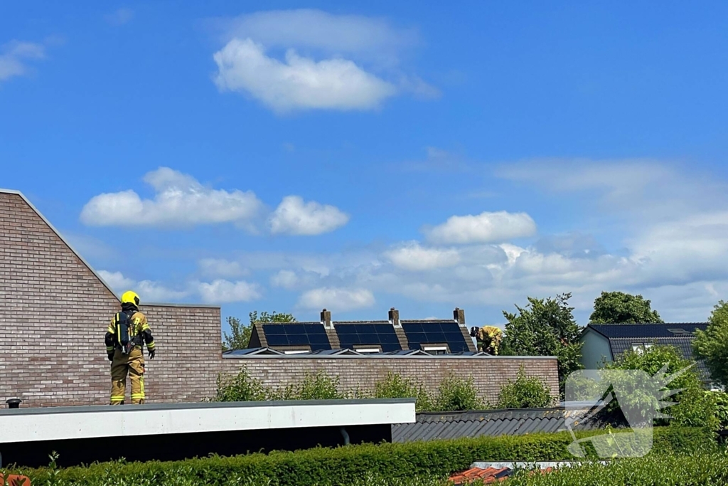 Brandweer ingezet bij brand in dak van woning