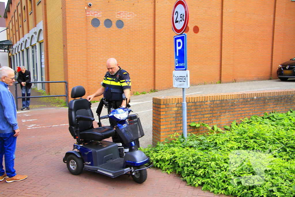 Bestuurder rijdt scootmobiel aan, merkt niks en rijdt door
