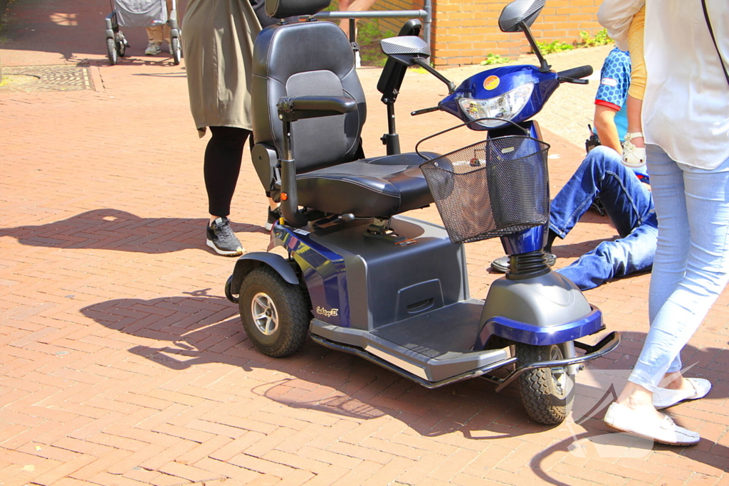 Bestuurder rijdt scootmobiel aan, merkt niks en rijdt door