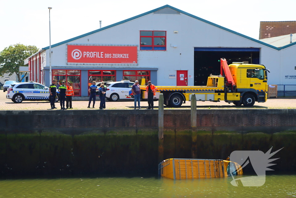 Te water geraakte werkbus door kraan uit water gehaalt