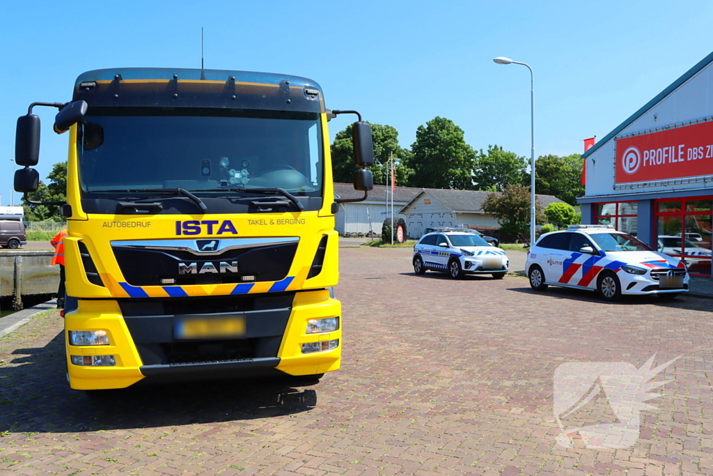 Te water geraakte werkbus door kraan uit water gehaalt