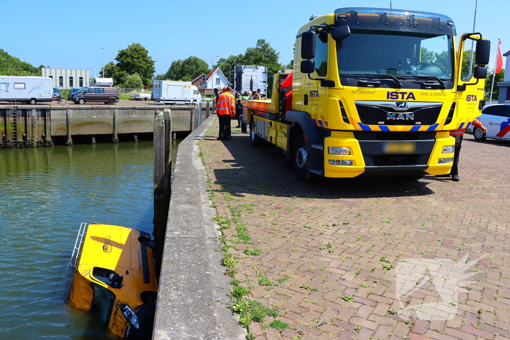 Te water geraakte werkbus door kraan uit water gehaalt