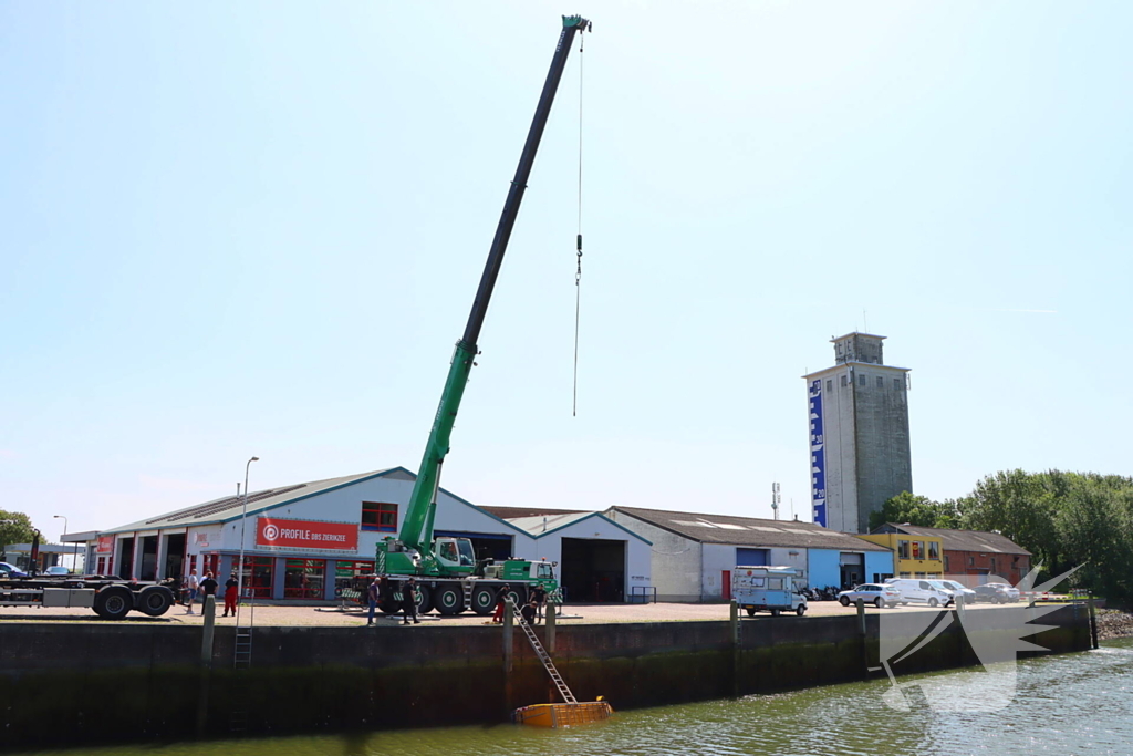 Te water geraakte werkbus door kraan uit water gehaalt
