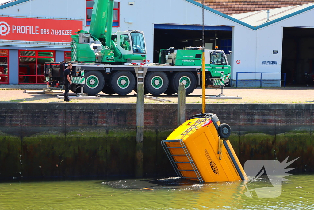 Te water geraakte werkbus door kraan uit water gehaalt