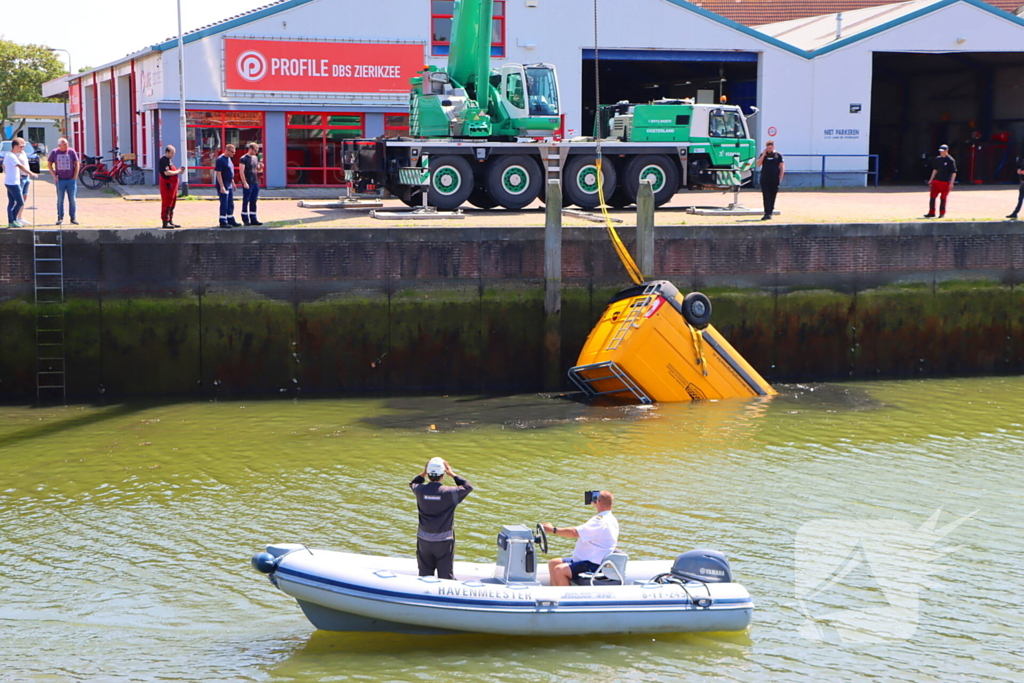 Te water geraakte werkbus door kraan uit water gehaalt