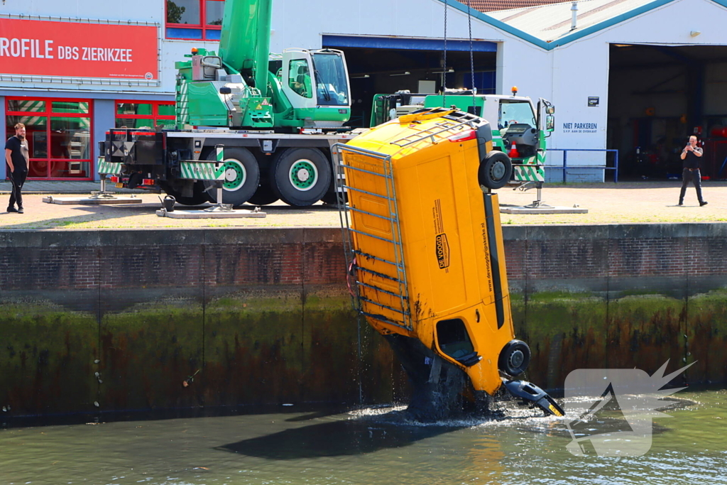 Te water geraakte werkbus door kraan uit water gehaalt