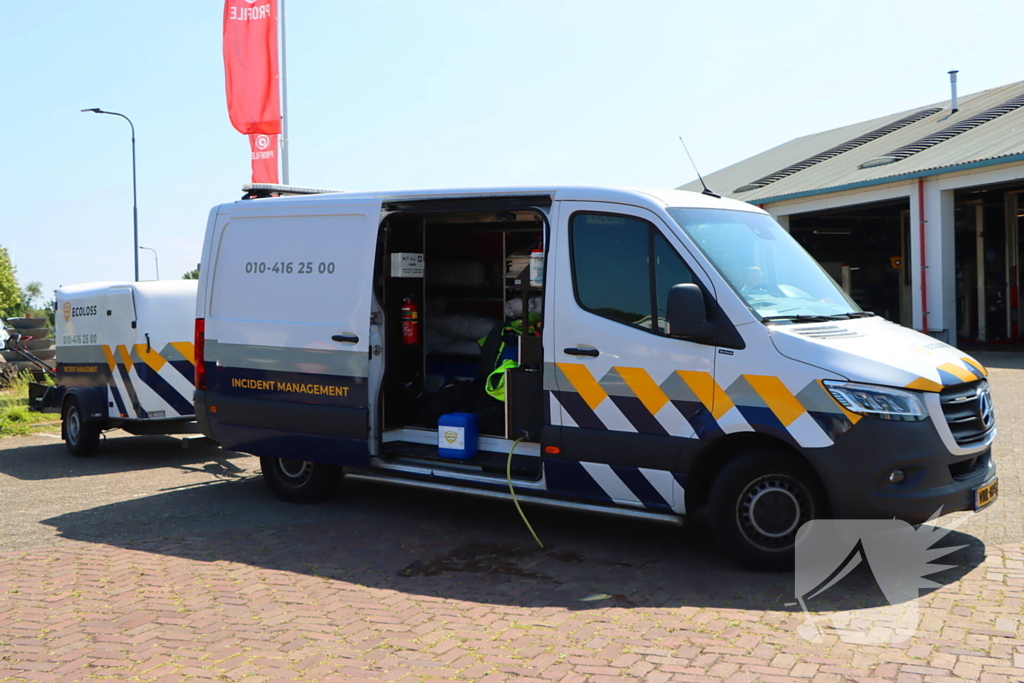 Te water geraakte werkbus door kraan uit water gehaalt