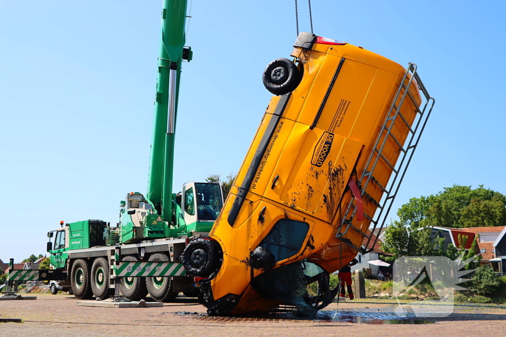 Te water geraakte werkbus door kraan uit water gehaalt