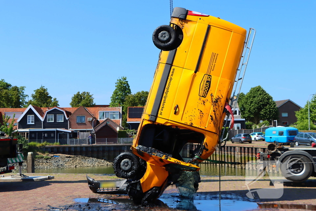 Te water geraakte werkbus door kraan uit water gehaalt